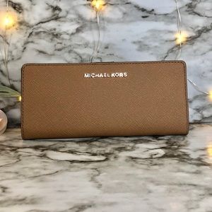 🌷 NWT Michael Kors Jet Set Travel Wallet Tan